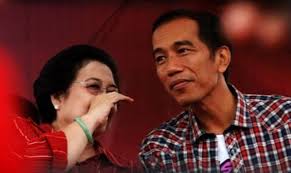 Mega membisiki Jokowi. Foto: jurnal3.com