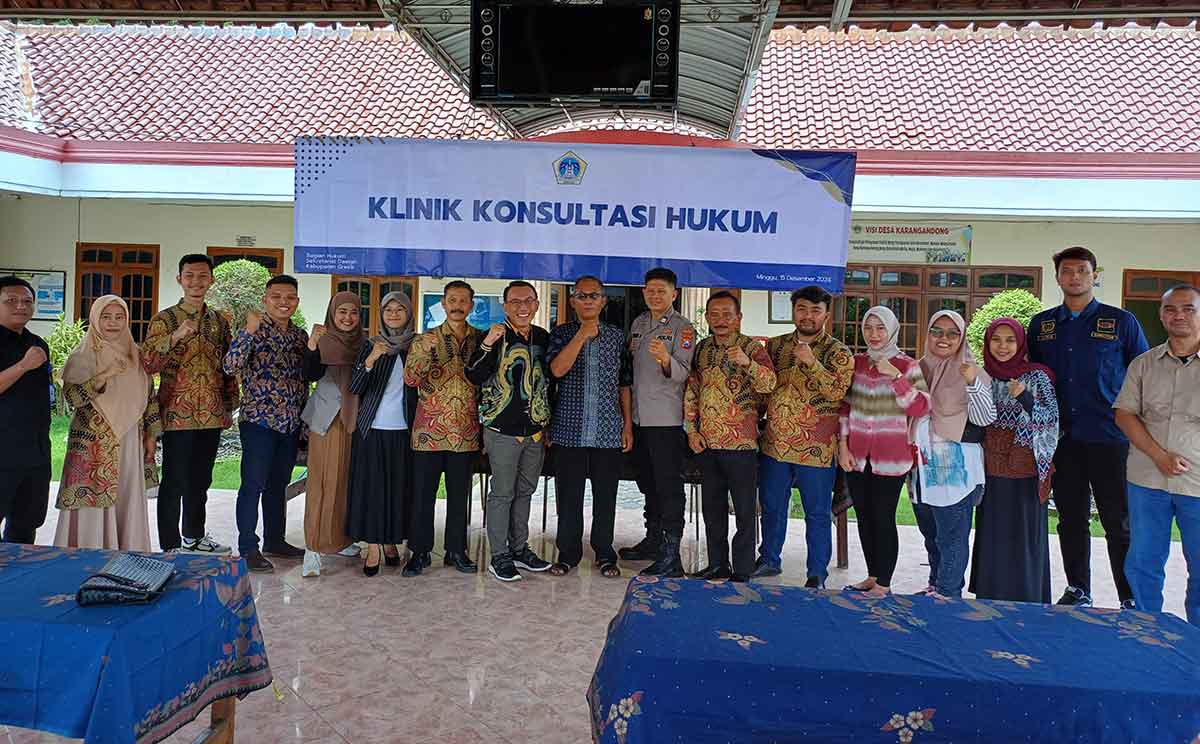 Andi Fajar Yulianto (tujuh dari kiri) bersama Muhammad Rum Pramudya dan tim Klinik Konsultasi Hukum. Foto: Ist