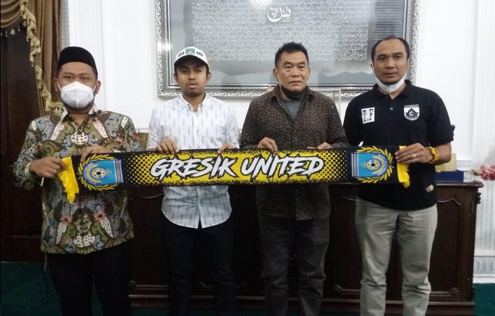 Bupati Gus Yani saat memperkenalkan jajaran manajemen baru GU. foto: ist.