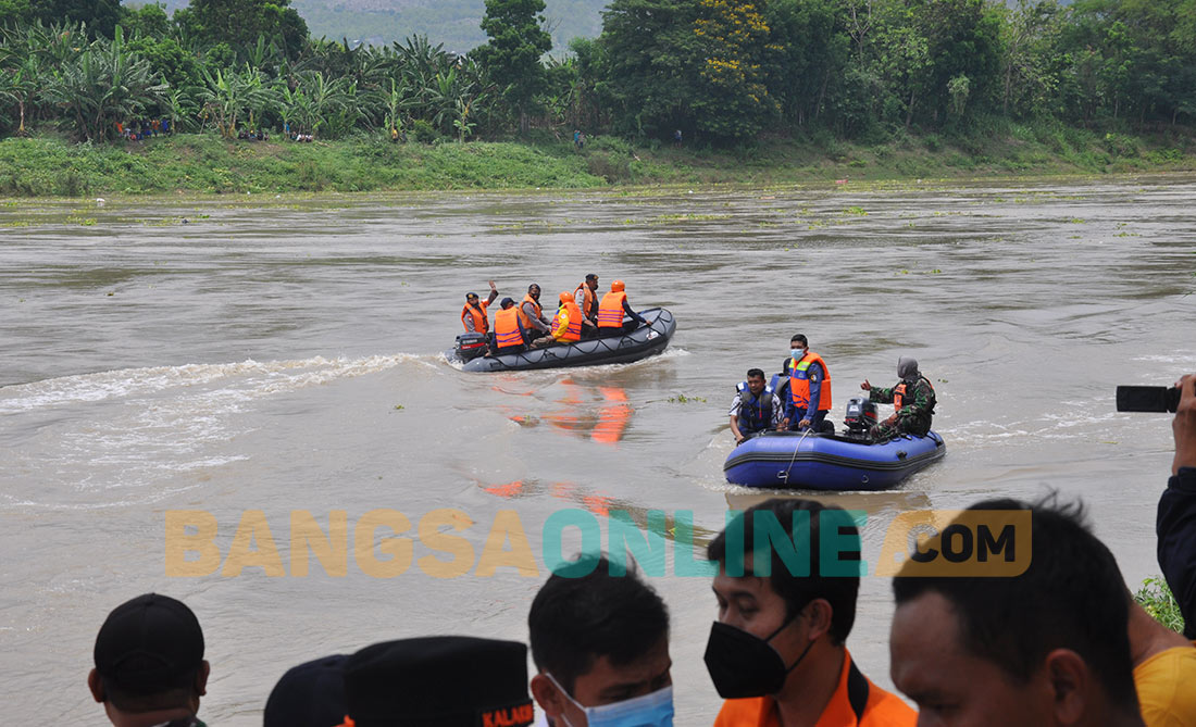 Tim SAR Gabungan saat menyisir Sungai Bengawan Solo untuk mencari korban perahu penyeberangan yang karam. foto: EKY NURHADI/ BANGSAONLINE