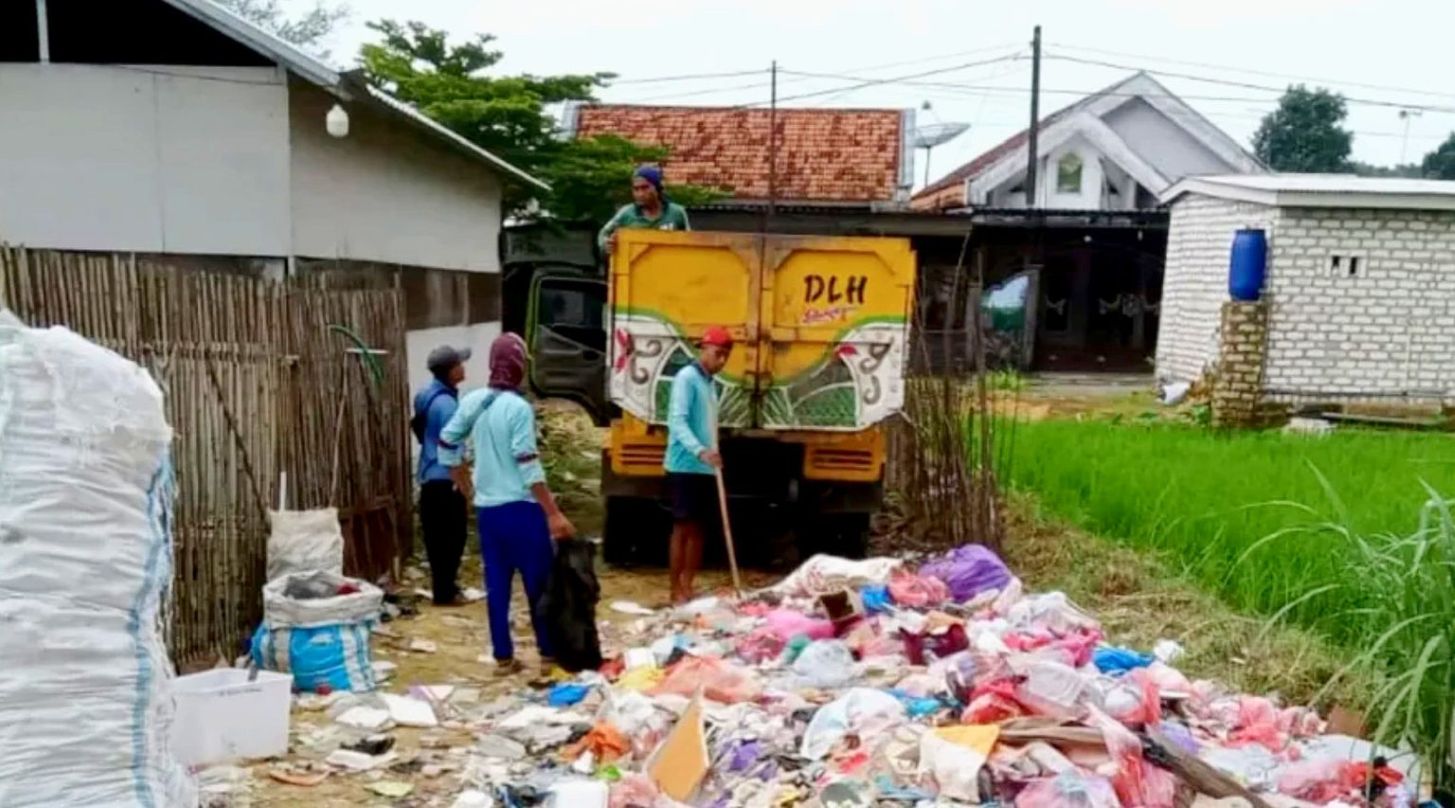 Satgas DLH Pamekasan saat mengangkut sampah