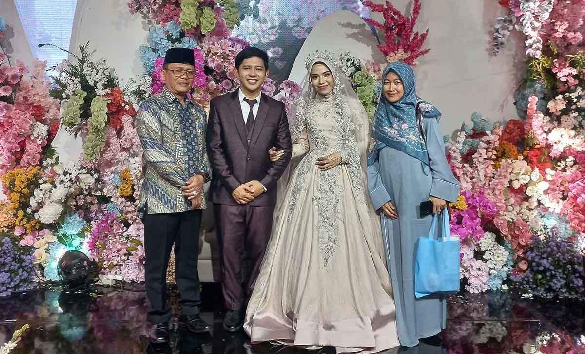 Siti Juwairiyah Chalim bersama Muhammad Sultan Alikhan saat foto bersama salah satu pejabat di Pemkab Mojokerto.