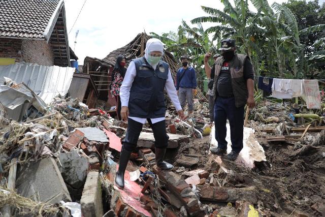 Tinjau Tanggul Jebol di Pasuruan, Gubernur Khofifah Siapkan Skema Relokasi dan Rekonstruksi