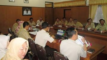 Kepala Dinas Pendapatan (Dispenda) Kabupaten Blitar Drs Ismuni, memimpin rapat koordinasi (Rakor) bersama 14 SKPD penghasil PAD di ruang pertemuan Sekda Blitar. Foto: tri susanto/BANGSAONLINE
