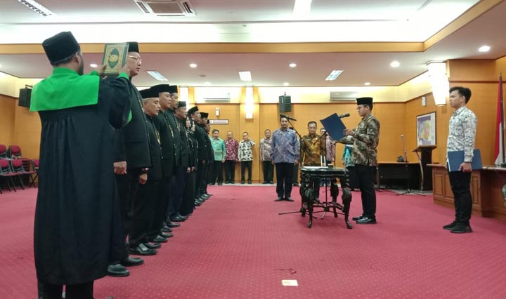 Para pejabat yang dilantik saat menjalani sumpah jabatan.