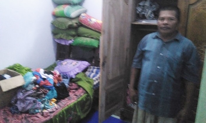 Korban Niron Eryo menunjukkan kamarnya usai diacak-acak perampok.