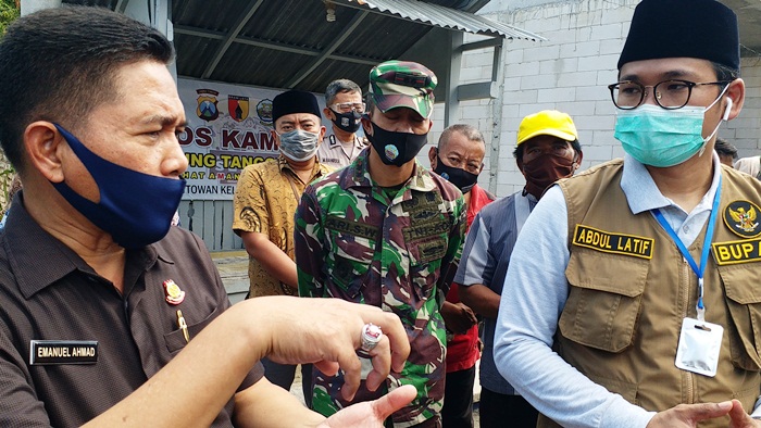 Emanuel Ahmad, Kepala Kejaksaan Bangkalan bersama Bupati Abdul Latif Imron serta Forkopimda usai memantau Kampung Tangguh di Kelurahan Pejagan, Bangkalan, Kamis (18/6).