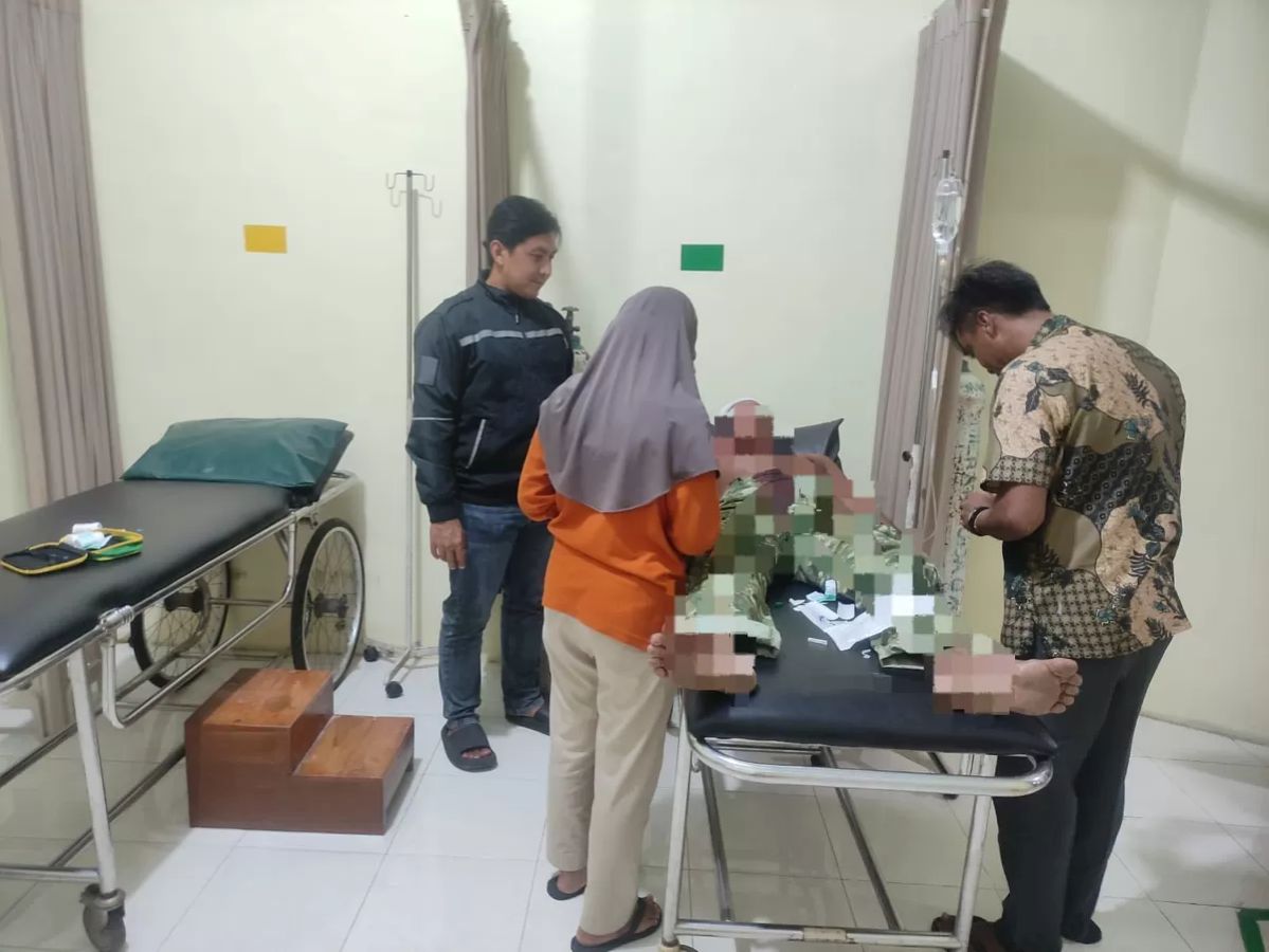 Korban saat dirawat di Puskesmas setempat usai dibacok oleh pria berinsial D 
