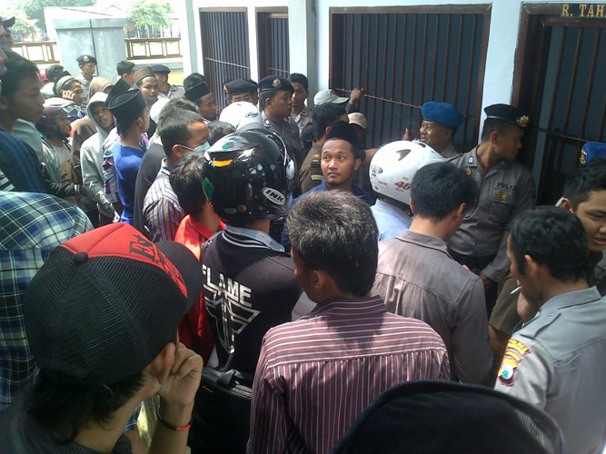 Santri dan alumni Ponpes Miftahul Ulum Bettet, Pamekasan, berunjukrasa di PN setempat, Senin (10/3). Foto: Mustopa/Bangsaonline.com