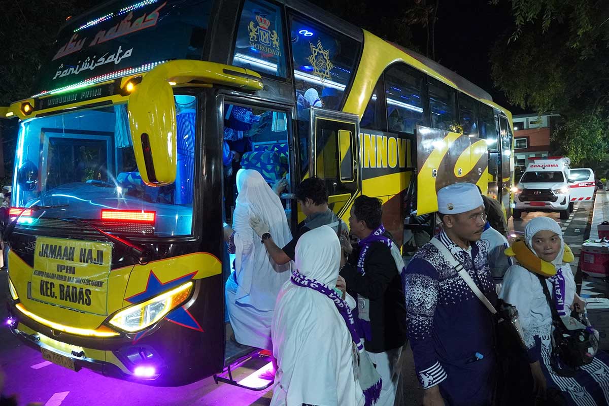 Jamaah haji asal Kecamatan Badas, Kediri, saat turun dari Bus. Foto: Ist.