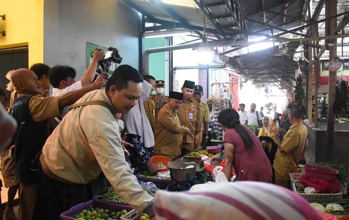 Bupati Situbondo. Karna Suswandi, saat sidak Pasar Panji.