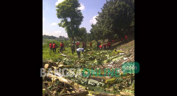 Para pedagang kaki lima saat bersama-sama membersihkan bantaran sungai brantas. foto: arif kurniawan/ BANGSAONLINE