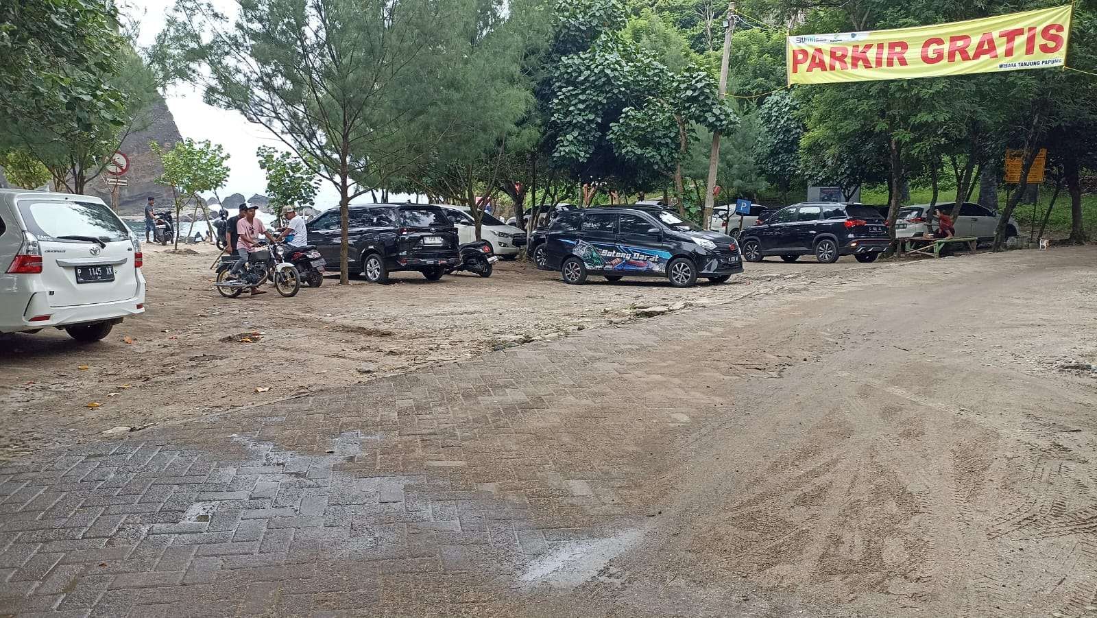 Pantai Papuma dipadati pengunjung