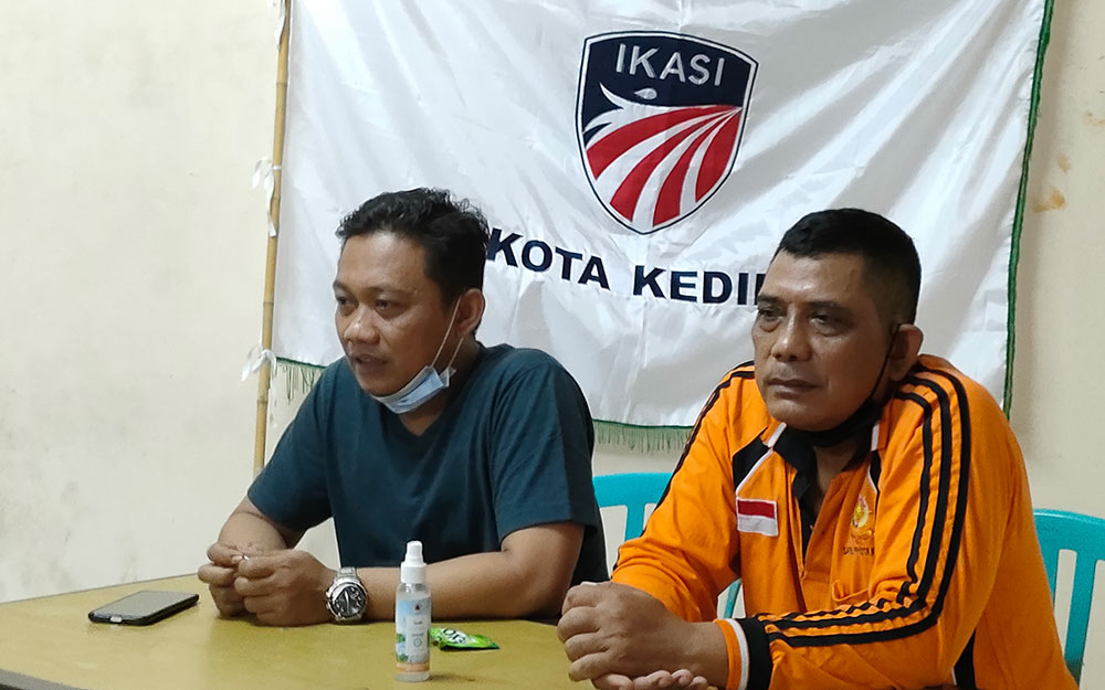 Ketua Umum Ikasi Kota Kediri Katino (kiri) didampingi Ketua Harian Edi Susanto saat memberi pengarahan kepada para atlet anggar di Basecamp Ikasi Kota Kediri, GOR Jayabaya. foto: MUJI HARJITA/ BANGSAONLINE