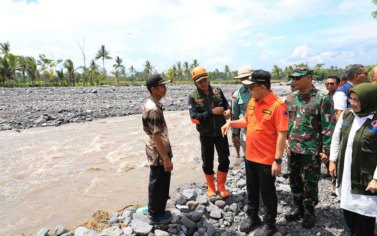 Pj Gubernur Jatim, Adhy Karyono, saat meninjau wilayah terdampak banjir lahar dingin di Lumajang.