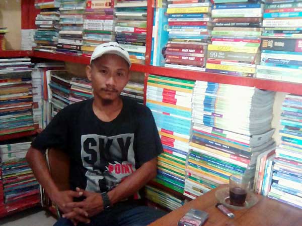 Ilham di gerai bukunya. foto: A ZULVA/ BANGSAONLINE
