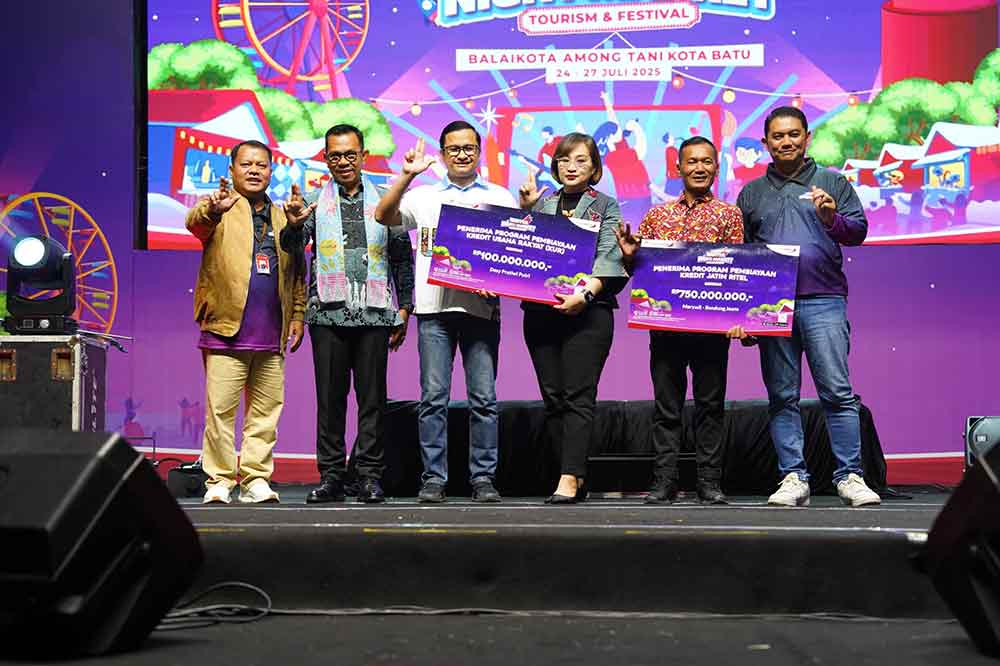 Wali Kota Batu, Nurochman (dua dari kiri) saat pembukaan Winter Night Market Tourism dan Festival by Bank Jatim. (Ist)