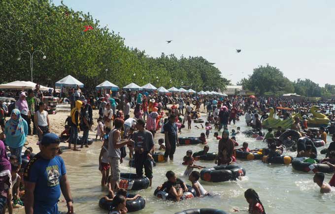Puluhan ribu wisatawan di WPP Pantai Dalegan. foto: SYUHUD/ BANGSAONLINE