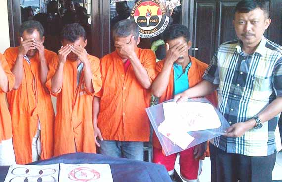 Para penjudi dadu dan online beserta barang bukti diamankan polisi. foto: rusmiyanto/BANGSAONLINE