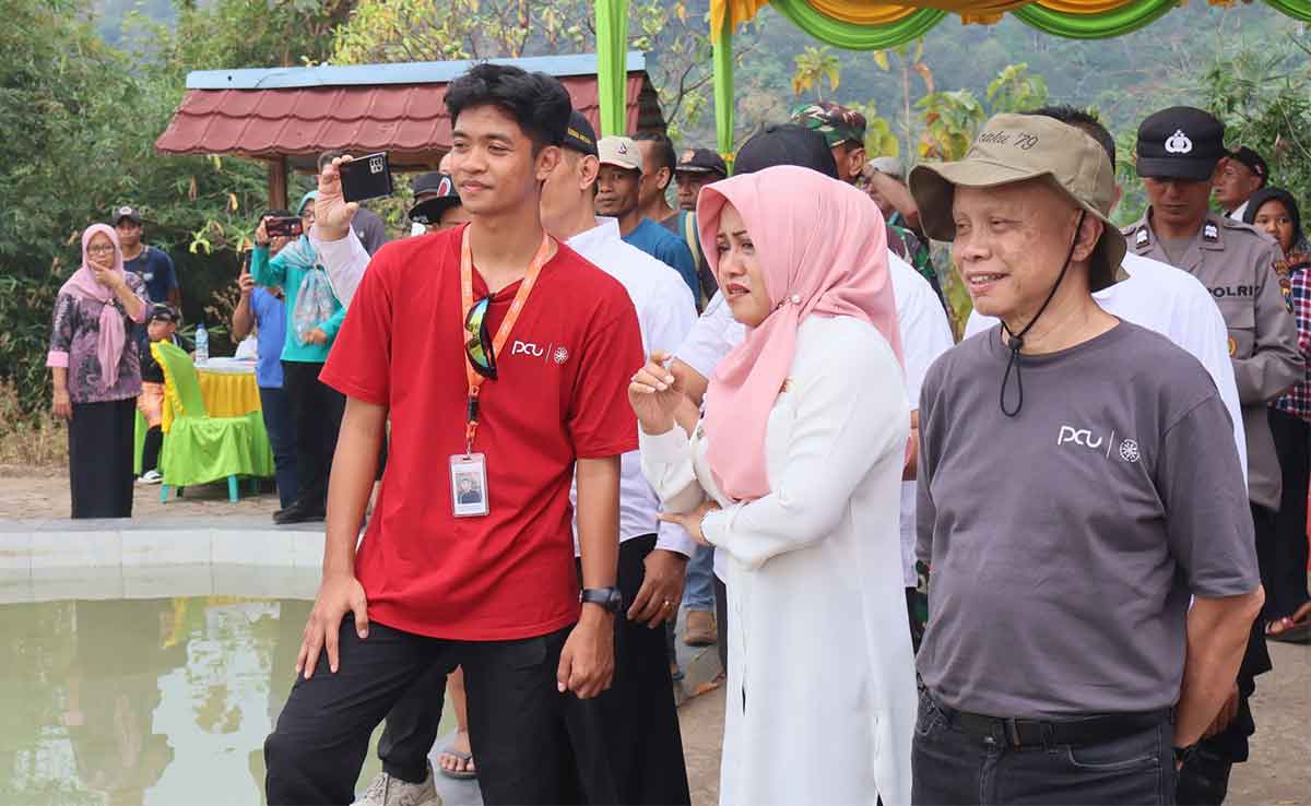 Bupati Mojokerto, Ikfina Fahmawati, dalam peresmian Kolam Renang Atas Awan, Jembul.