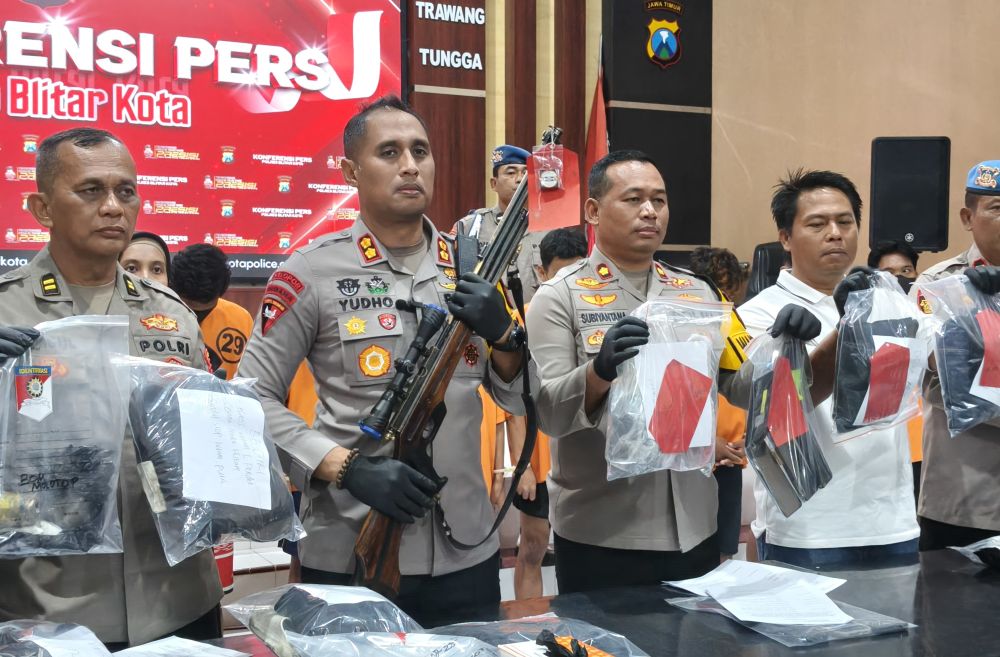 Polres Blitar Kota saat menghadirkan tersangka beserta barang bukti dalam konferensi pers penyerangan dan kerusuhan. Foto: Akina Nur Alana/BANGSAONLINE