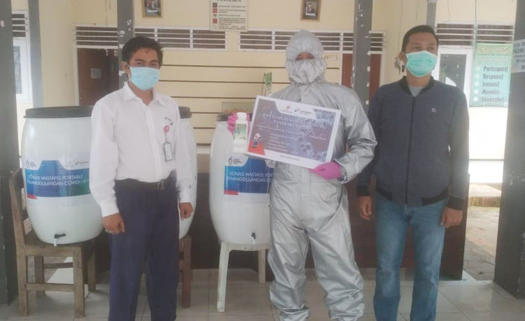 Field Operation Manager PHE WMO, Muchamad Yani menyerahkan bantuan berupa APD beserta perlengkapannya kepada Camat Tanjung Bumi Imam Mahfud di Kantor Kecamatan setempat, Ahad (3/5).