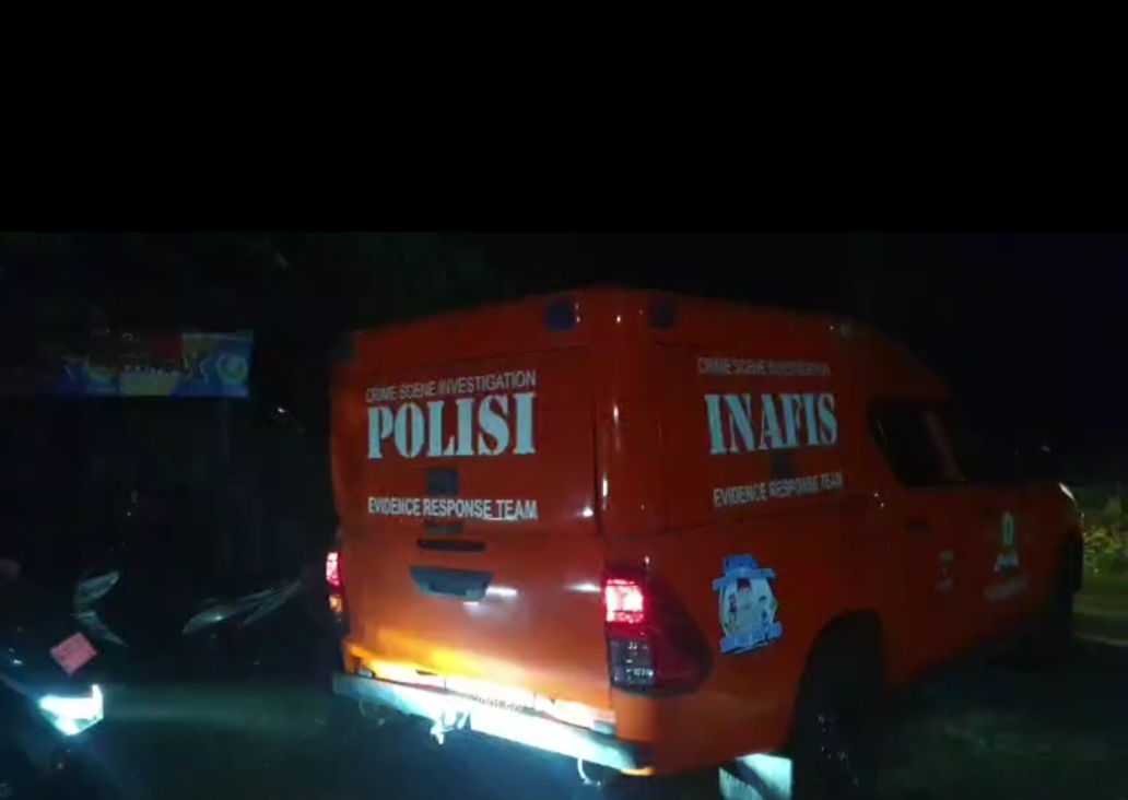 Mobil Tim Inafis saat olah TKP Pembacokan di jalan persawahan Dusun Sekarputih, Desa Sonobekel, Kamis (11/6/2026) malam.