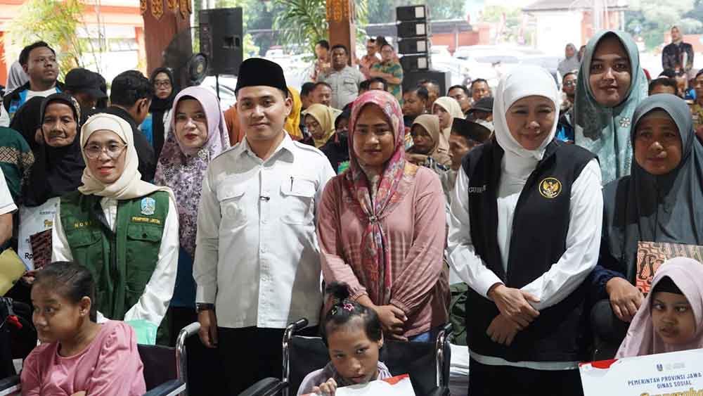 Tegaskan Semangat Gotong Royong, Bupati Mojokerto Dampingi Gubernur Jatim Salurkan Ribuan Bansos