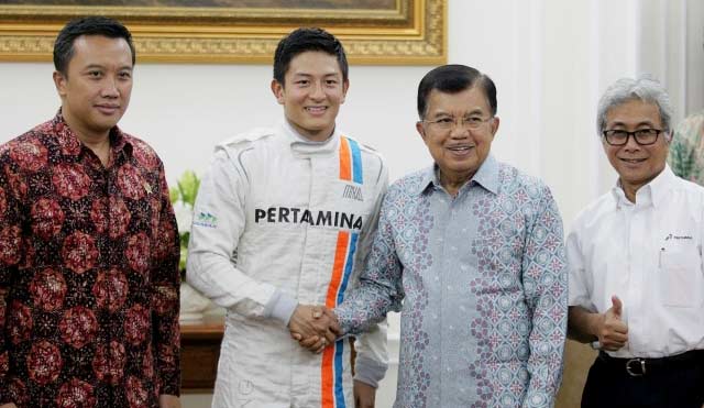 Diapit oleh Menpora Imam Nahrawi (kiri) dan Dirut PT Pertamina Dwi Sucipto (kanan) pembalap F1 Rio Haryanto bersalaman dengan Wapres Jusuf Kalla saat mendatangi Istana Wakil Presiden, Jakarta, Senin (14/3). foto merdeka.com
