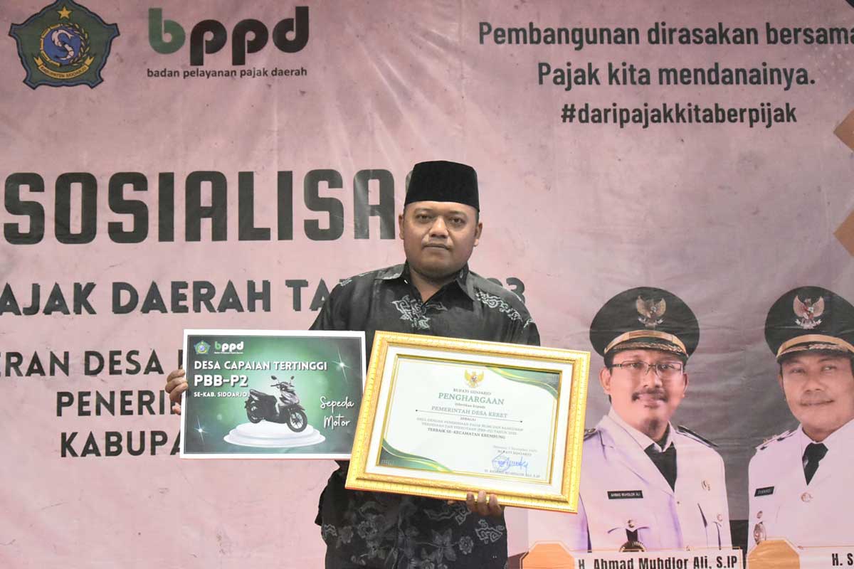 Kades Keret menerima penghargaan PBB-P2 terbaik kategori perdesaan, Selasa (7/11/2023). Foto: Ist.