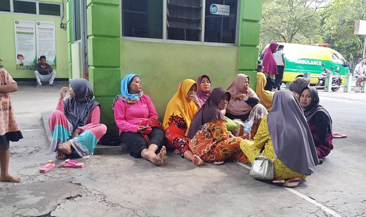Keluarga korban menunggu di depan RSUD Dr. Muhamad Saleh Kota Probolinggo.