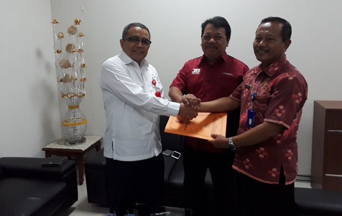 Penyerahan IMB dilakukan di Kantor Dinas Penanaman Modal dan Pelayanan Terpadu Satu Pintu (DPMPTSP), yang diwakili oleh Kamidin, Selaku Kepala DPMPTSP Bojonegoro, Kamis (1/3) kemarin.