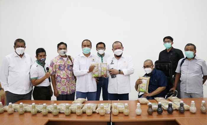 Ketua DPD RI AA LaNyalla Mahmud Mattalitti melanjutkan masa resesnya dengan mengunjungi produsen benih kedelai super, PT Tarutama Nusantara (TTN) yang ada di wilayah Jember.