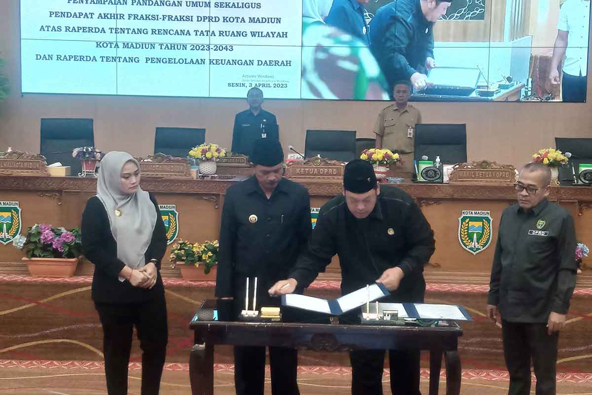  Penanda tanganan kesepakatan oleh ketua legislatif kota Madiun. Foto: Hendro Suhartono/BANGSAONLINE.com