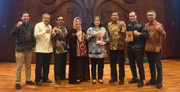 Pj Wali Kota Kediri Zanariah (pegang piala) sebagai peringkat I kota/kabupaten paling berkelanjutan di Indonesia. Foto: Ist. 