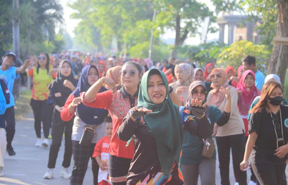Bupati Ikfina menjadi instruktur senam bersama warga Kemlagi. 