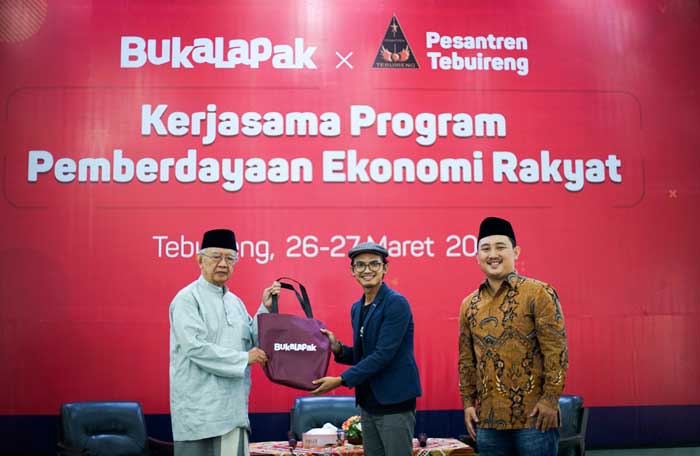 Gus Solah dan Muhammad Fikri bertukar cinderamata. foto: RONY S/ BANGSAONLINE