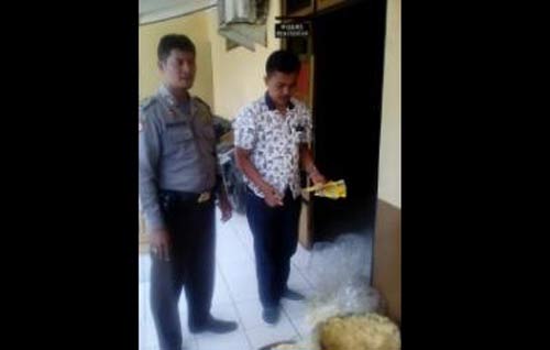 KADULAWARSA: Pemilik industri rumahan margarine bekas ketika hendak digelandang ke Mapolsek Krian. foto: catur andy herlambang/BANGSAONLINE