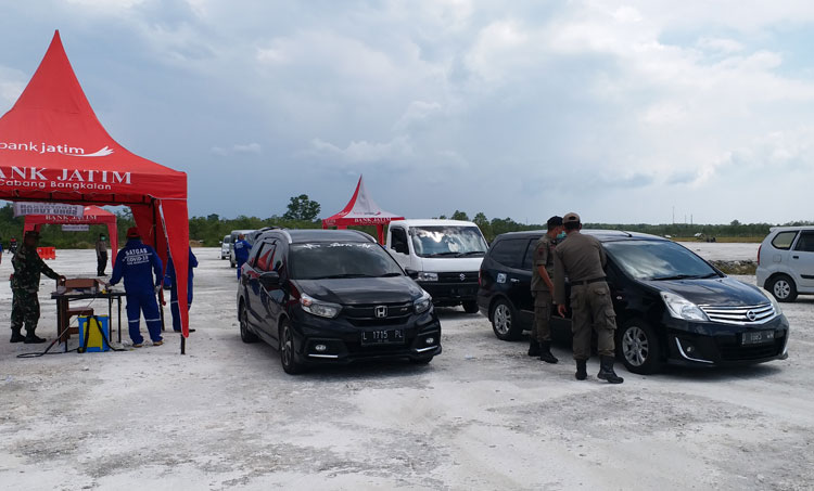 Semua kendaraan dan pengendaranya yang datang dari arah Surabaya dilakukan screening di Pos Pantau Suramadu, Sabtu (11/4). foto: SUBAIDAH/ BANGSAONLINE