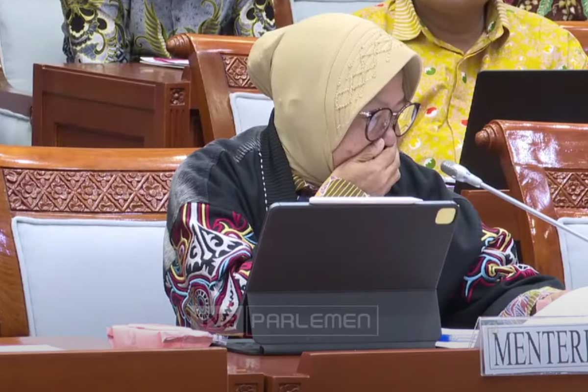 Risma Menangis Ketika Dengar Lansia 90 Tahun di Magetan Tak Terima Bansos