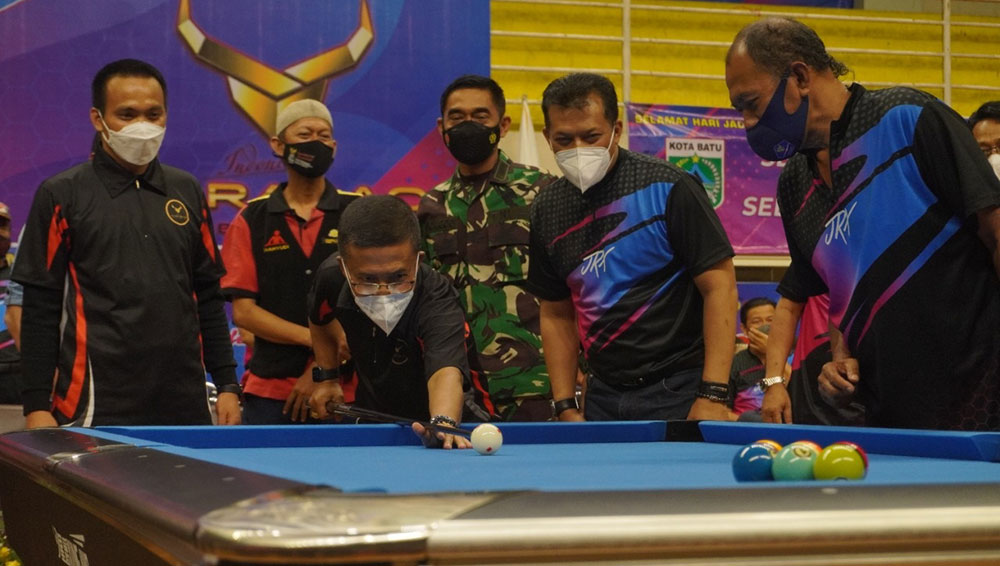 Wakil Wali Kota Batu, Punjul Santoso, saat membuka turnamen biliar.