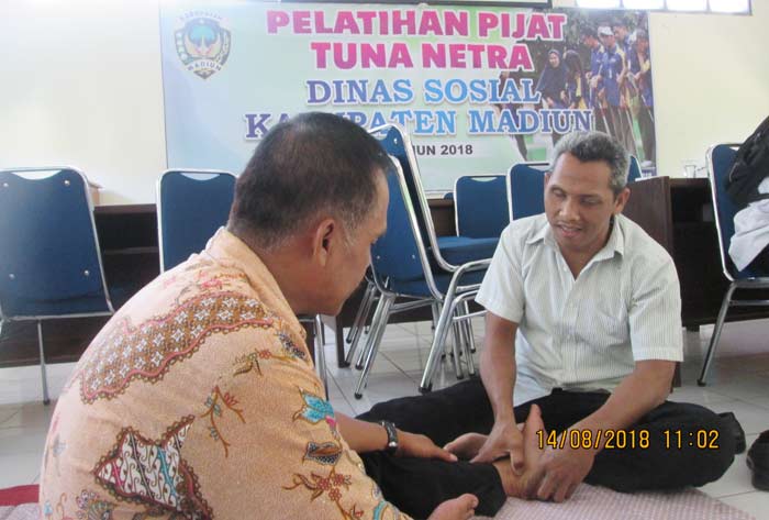 Salah satu peserta sedang mempraktekkan ilmunya.