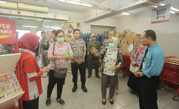 Wali Kota Mojokerto Ika Puspitasari saat sidak ke salah satu swalayan. 