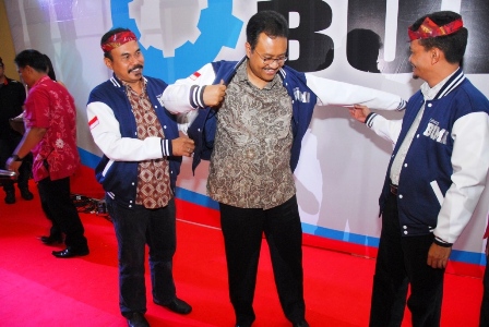 Wagub Jatim Syaifullah Yusuf menerima pemasangan jaket di Acara Deklarasi Federasi Serikat Pekerja BUMN di Hotel Santika, kemarin.Foto:nisa /BANGSAONLINE 