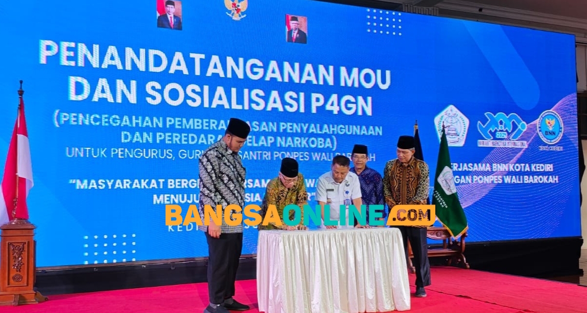 Kota Kediri dan Ponpes Wali Barokah Kota Kediri saat menandatangi MoU. FOTO: Muji Harjita/BANGSAONLINE