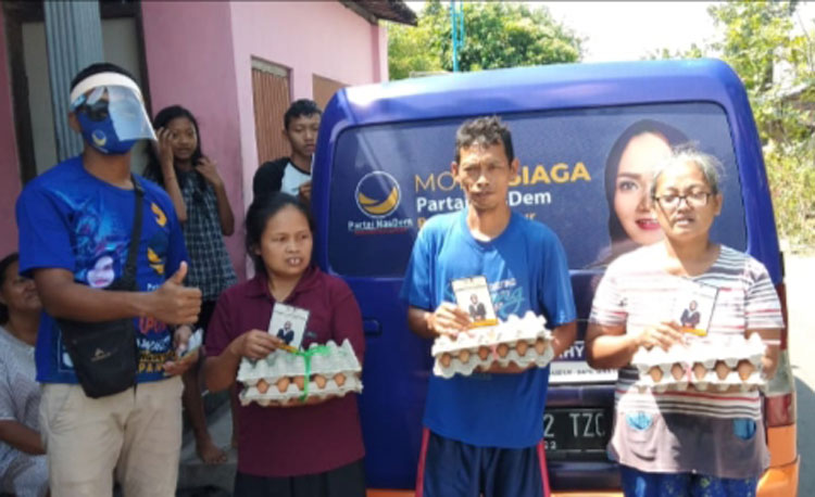 Relawan Hj. Sri Wahyuni, Anggota DPR RI saat membagikan 30.000 ribu telur kepada masyarakat terdampak Covid-19.