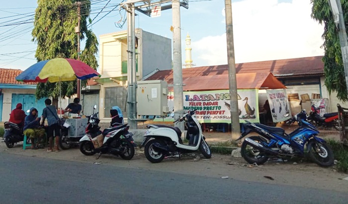 Aktivitas ekonomi di depan Pasar Hewan Arosbaya Bangkalan, Rabu (22/4).