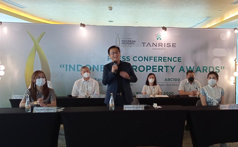 Founder yang juga Komisaris Tanrise Property, Hermanto Tanoko dalam press conference bersama tim Tanrise Property.