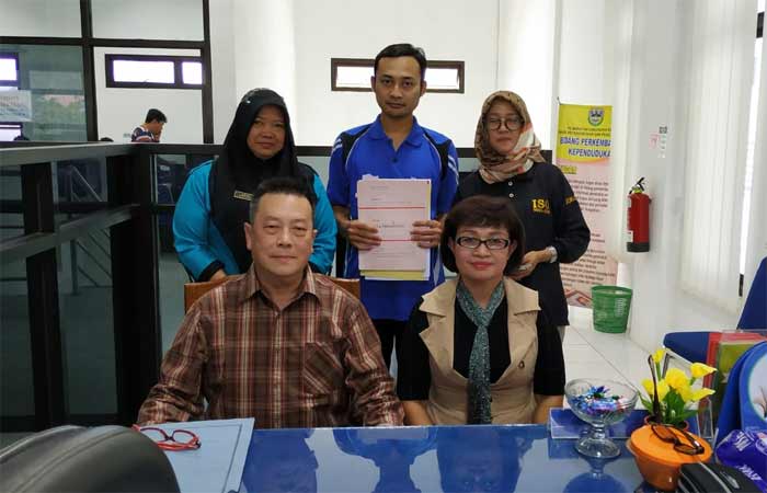 Sri Peni dan Chan Wing Wah saat mengurus akta perkawinan di Dispendukcapil Pacitan.