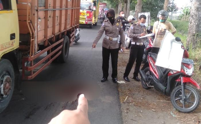 Petugas Satlantas Polres Jombang saat melakukan olah TKP.